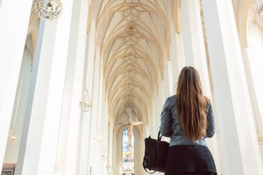 büyük katedral iç arayan kadın