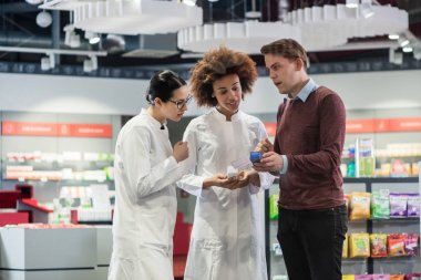 İki deneyimli kadın Eczacılar soran delikanlı