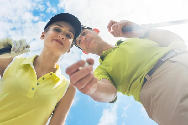 Retrato Vista Bajo Ángulo Mujer Joven Hombre Club Golf —  Fotos de Stock