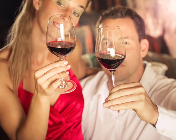 Mladý pár, ochutnávka červeného vína — Stock fotografie