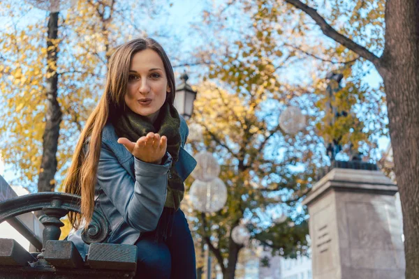 Donna Che Bacio Aria Macchina Fotografica Parco Autunno — Foto Stock