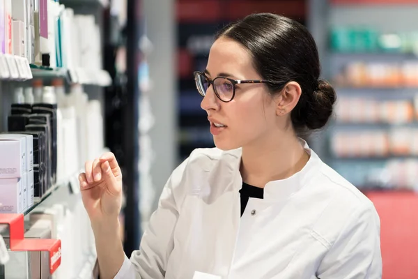 Retrato Cerca Farmacéutica Pie Frente Los Estantes Farmacia — Foto de Stock