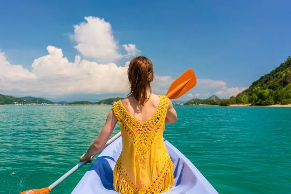 Jovem mulher remando canoa — Fotografia de Stock