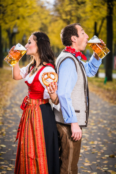 Young woman and man drinking beer
