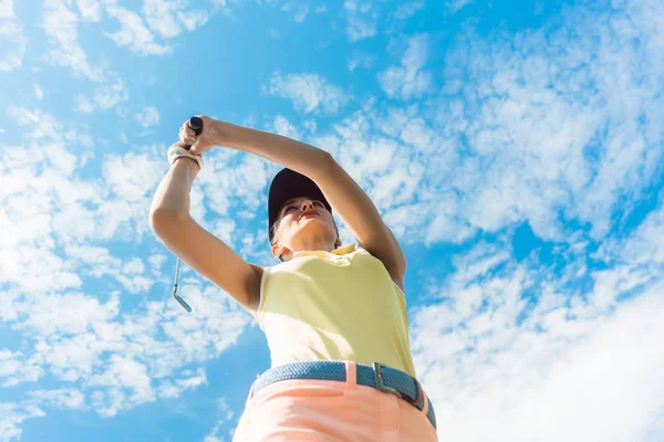 Χαμηλό Γωνία Θέα Παίκτης Γυναικεία Επαγγελματική Γκολφ — Φωτογραφία Αρχείου