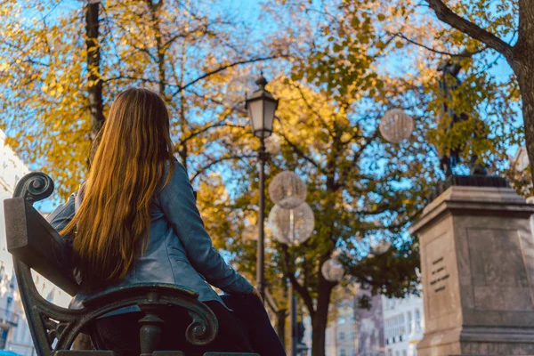 Woman resting on wooden bench — Stock Photo, Image