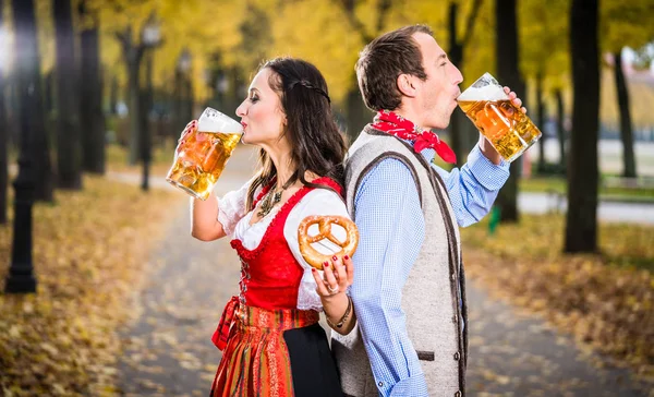 Giovane donna e uomo bere birra — Foto Stock