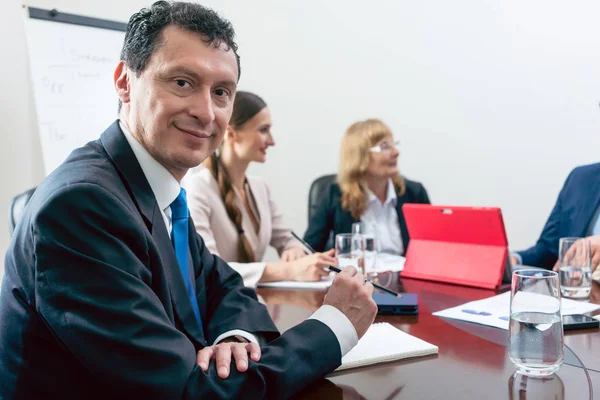 Uomo Affari Sorridente Guardando Telecamera Durante Riunione Nella Sala Conferenze — Foto Stock