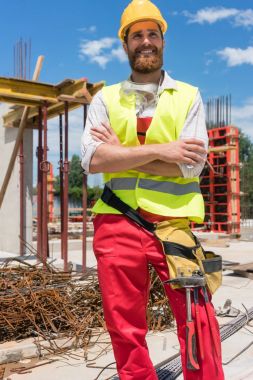 Con ile kameraya bakarak kararlı genç bir işçi portresi