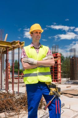 Con ile kameraya bakarak kararlı genç bir işçi portresi