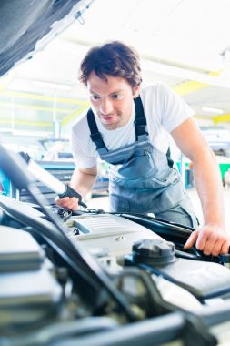 Makinist araba servisi atölyede çalışan otomatik