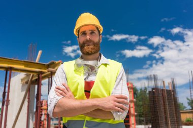 Con ile kameraya bakarak kararlı genç bir işçi portresi