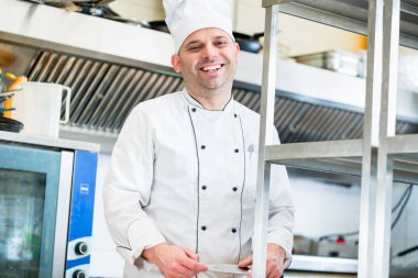 Şef veya aşçı otel mutfak yemekleri pişirme