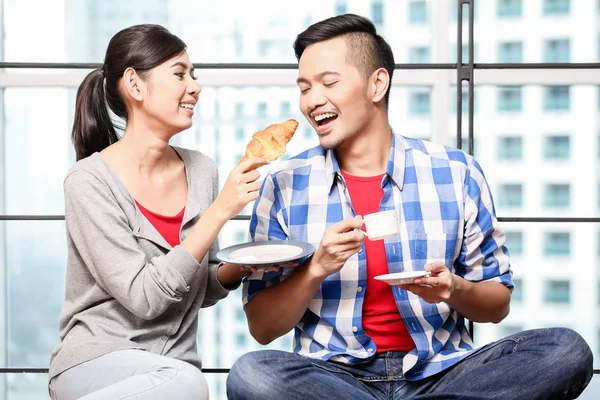 Jovem casal asiático tomando café da manhã juntos — Fotografia de Stock