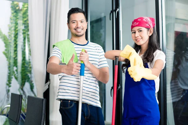 Asiático pareja limpieza su casa — Foto de Stock