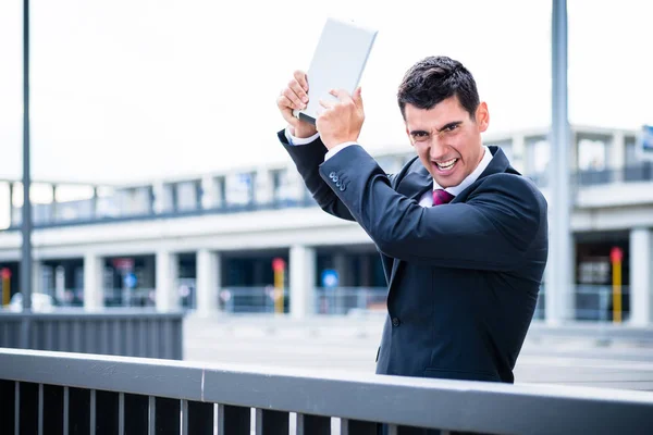 Uomo d'affari arrabbiato con tablet — Foto Stock