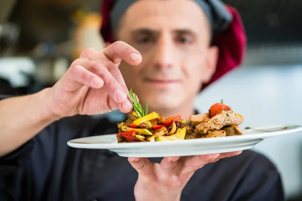 Chef-kok tonen trots voedsel of schotel die hij gekookt — Stockfoto