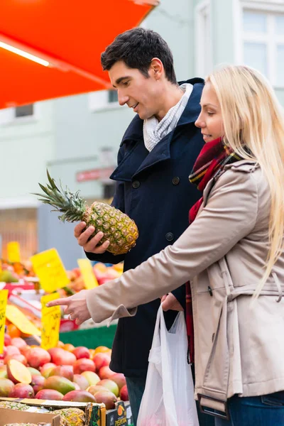 Pareja compra de comestibles en el mercado de los agricultores stand —  Fotos de Stock