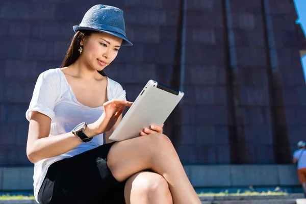 Asiatico donna utilizzando un tablet PC all'aperto — Foto Stock