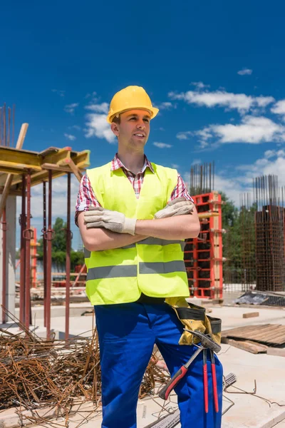 Con ile kameraya bakarak kararlı genç bir işçi portresi