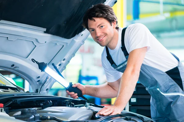 Auto, mechanik pracuje v provozu autodílna — Stock fotografie