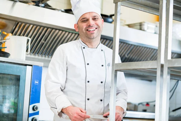 Şef veya aşçı otel mutfak yemekleri pişirme