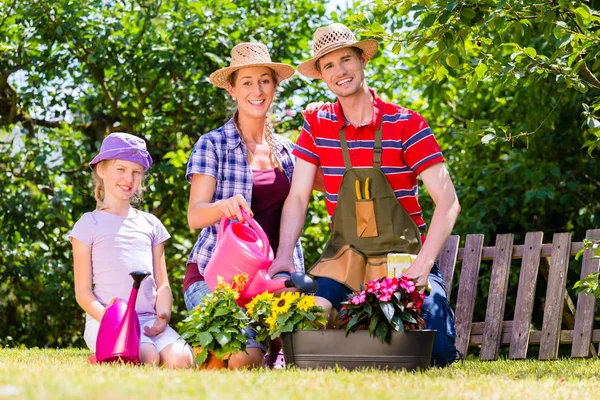 Jardinería familiar en el jardín — Foto de Stock