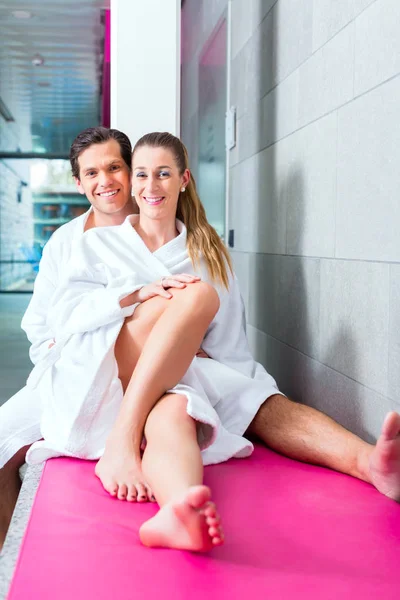 Casal em relaxar no spa de bem-estar — Fotografia de Stock