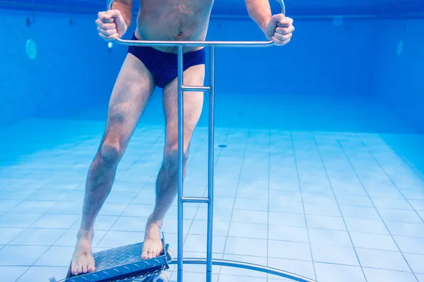 Senior en terapia de gimnasia subacuática — Foto de Stock