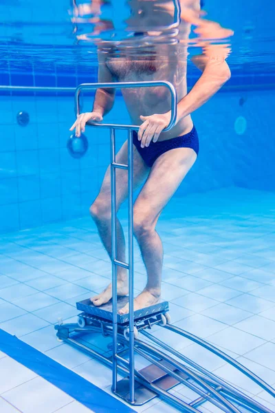 Senior in ginnastica subacquea terapia — Foto Stock