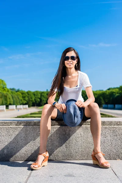 Mulher asiática jovem na moda no parque — Fotografia de Stock