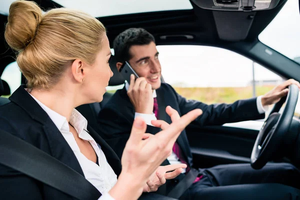 Woman in car being angry at phoning man — Stock Photo, Image