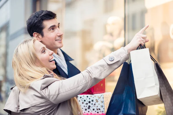 Casal na vitrine fazendo compras de Natal — Fotografia de Stock