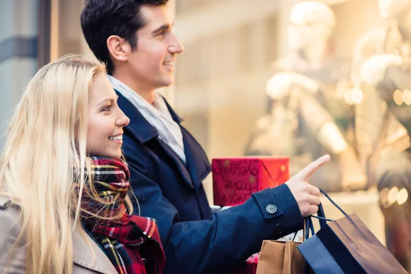 Woman and man with Christmas presents in city — Stock Photo, Image