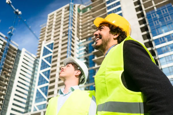 Arquitetos em grande canteiro de obras dando instruções — Fotografia de Stock