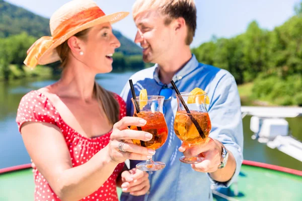 幸福的情侣在爱情上河游船饮用果汁在夏天 — 图库照片