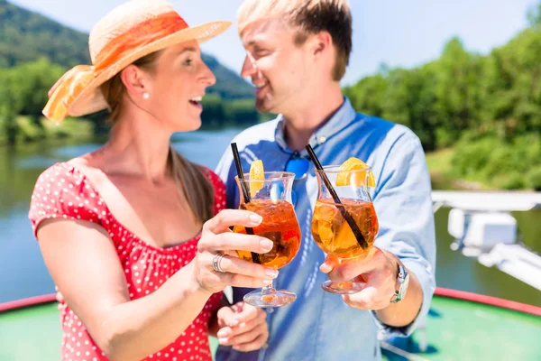 Pareja feliz enamorada en crucero por el río bebiendo cócteles en verano —  Fotos de Stock