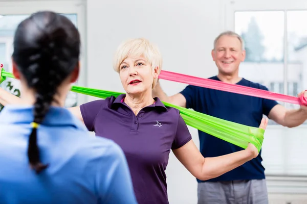 Äldre par i seniorklassen Gymnastisk träning med rubb — Stockfoto