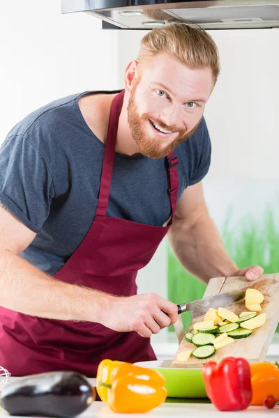 Man förbereder mat för matlagning i köket — Stockfoto