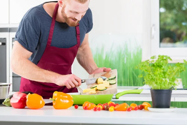 Man förbereder mat för matlagning i köket — Stockfoto