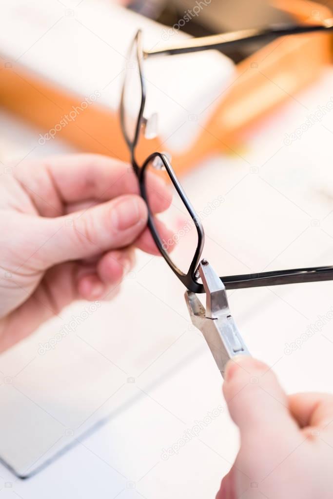 Mann assembling frame and lens of new spectacle glasses