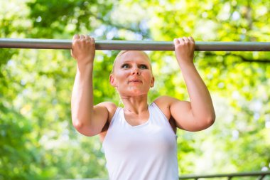 Kadınlar daha iyi bir spor yapmak için yüksek çıtada egzersiz yapıyorlar.