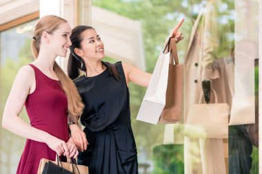 İki kadın en iyi arkadaş en son moda trendleri WHI arıyorsunuz