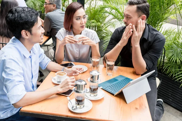 Vietnamese koffie geserveerd op de tafel van drie vrienden buiten — Stockfoto