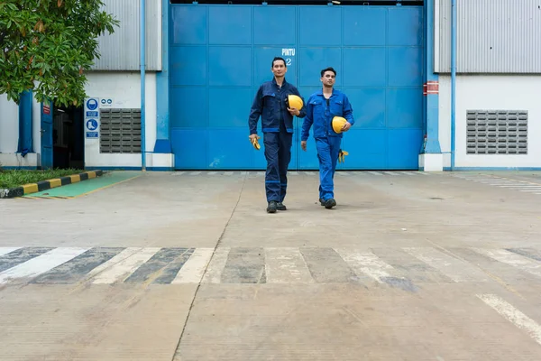 Twee werknemers lopen uit van fabriek na het werk — Stockfoto