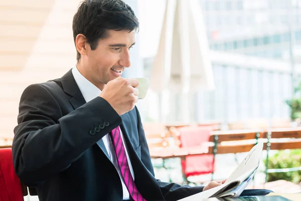 Geschäftsmann liest Zeitung und trinkt morgens Kaffee — Stockfoto