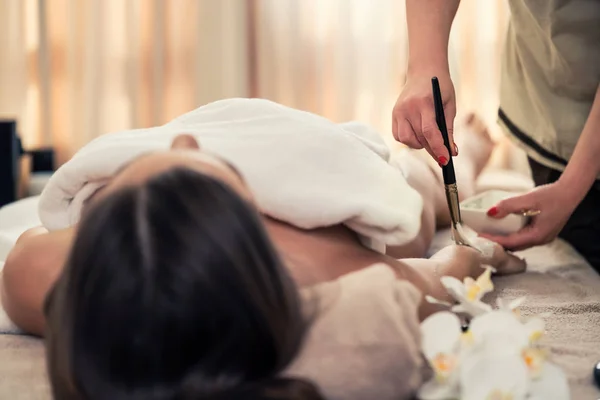 Femme relaxant au centre de beauté pendant le traitement pour la peau rejuve — Photo