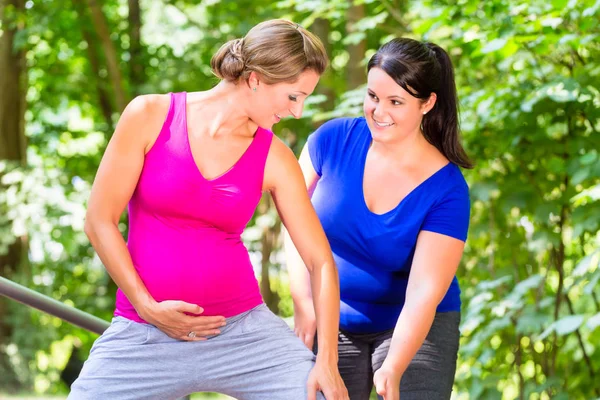 Women doing pregnancy fitness exercises together — Stock Photo, Image