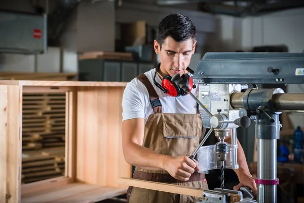 Cabinet maker che lavora sul trapano elettrico — Foto Stock