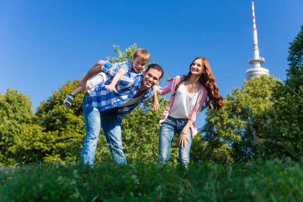 Papà che porta il figlio a cavalluccio sulla schiena — Foto Stock